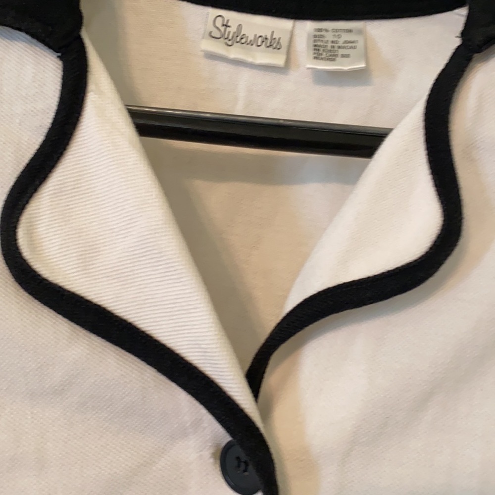 Size. 10 petite junior blazer (Used) runs small - Picture 4 of 8